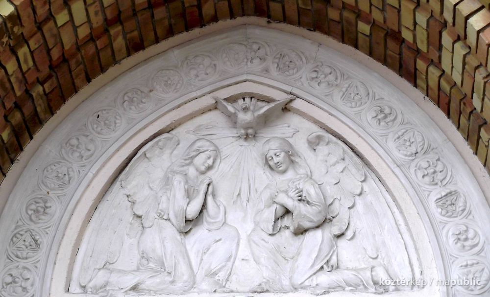 Az újszegedi Árpád-házi Szent Erzsébet templom 1910. október 15-re elkészült, majd 1910. november 19-én, Erzsébet napján felszentelték. Építész Wihart Ferenc. A templom főbejárata fölötti<br>boltívben terrakotta dombormű díszítés van, melynek felső, középső részén galamb képében a Szentlélek látható térdeplő, imádkozó angyalokkal. A domborművet lefestették.