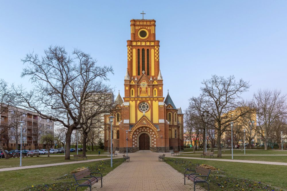 szívta fel a pénzét vagy emésztette fel, de aztán azt is el kellett adni, miután fegyházbűntetésre ítélték. Anyám is rendszeresen adós volt<br>gyermekkorunkban, ebben is apjára hasonlított, ;mondjuk ő kényeztetett is játékokkal, bár elsősorban kajára kellett, de az más világ volt a szocializmus, cumializmus időszaka<br>- Bora néni így mondta a Bocskai Általánosban cucclizmus, állandóan jártunk a zaciba, Wihart nagyapám utolsó lakhelyén is - a Ráday u. 34-ben is volt egy BÁV zálogbolt, nem tudom